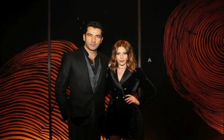 <p><strong>10 yıllık evlilikleriyle &ouml;rnek &ccedil;iftler arasında g&ouml;sterilen <span style="color:#4B0082">Kenan İmirzalıoğlu&nbsp;</span>ve <span style="color:#4B0082">Sinem Kobal</span>, ge&ccedil;en akşam<span style="color:#4B0082"> Sarıyer'de</span> g&ouml;r&uuml;nt&uuml;lendi. Keyifli halleri ile dikkat &ccedil;eken &ccedil;ift, ayak &uuml;st&uuml;&nbsp; gazetecilerle sohbet etmeyi de ihmal etmedi.</strong></p>
