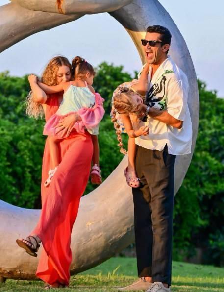 <p><span style="color:#800080"><strong>"KENAN'I EKRANDA G&Ouml;RMEK G&Uuml;ZEL"</strong></span></p>

<p><strong>Kobal, eşine olan hayranlığını,</strong><span style="color:#4B0082"><strong>"Beklediğimizde değdi. Ben de seyirci ile aynı d&uuml;ş&uuml;n&uuml;yorum. Kenan'ı ekranda g&ouml;rmek &ccedil;ok g&uuml;zel. O y&uuml;zden &ccedil;ok keyifle takip ediyorum" </strong></span><strong>s&ouml;zleriyle dile getirdi.</strong></p>
