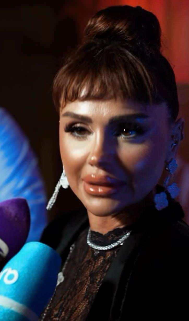 <p><strong>Siyah sa&ccedil;ları ve kahk&uuml;lleriyle &ccedil;ok beğenilen &uuml;nl&uuml; şarkıcının paylaşımı, kısa s&uuml;rede beğeni ve yorum yağmuruna tutuldu.</strong></p>
