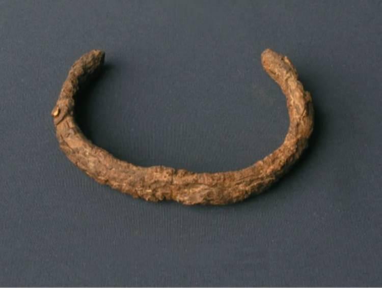 <p>Bronz &Ccedil;ağı&rsquo;na ait g&ouml;rkemli bir altın hazine yığınının i&ccedil;inde yer alan ve olduk&ccedil;a sıradan g&ouml;r&uuml;nen paslı iki nesnenin, aslında hazinenin en değerli par&ccedil;aları olduğu keşfedildi. Bir bilezik ve altın bir başlıktan oluşan iki par&ccedil;anın, yer altından &ccedil;ıkarılan değil, g&ouml;ky&uuml;z&uuml;nden d&uuml;şen meteorlara ait demirden d&ouml;v&uuml;ld&uuml;ğ&uuml; ortaya &ccedil;ıktı.</p>

<p>&nbsp;</p>
