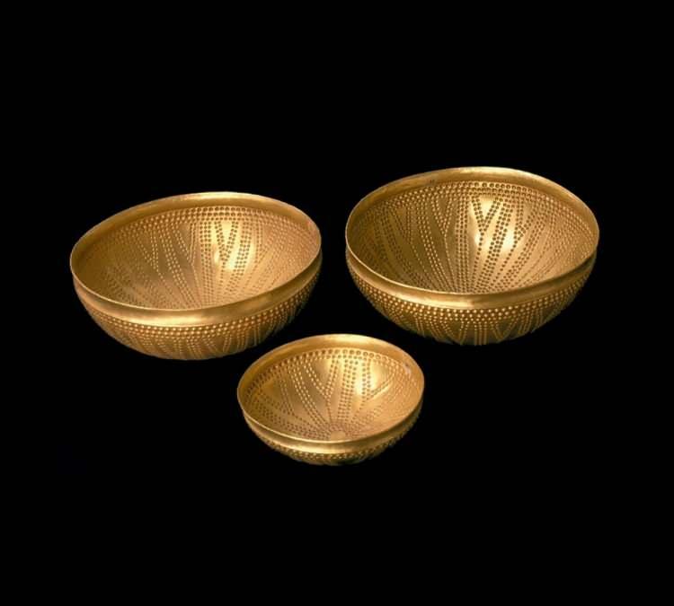 <p>&Ccedil;oğunluğu altın olan 66 nesneden oluşan ve Villena Hazinesi olarak bilinen bu koleksiyon, 60 yıldan uzun s&uuml;re &ouml;nce 1963&rsquo;te İspanya&rsquo;nın Alicante kentinde keşfedildi. Hazinenin tamamı, İber Yarımadası ve t&uuml;m Avrupa'daki Bronz &Ccedil;ağı maden işlemeciliğin en &ouml;nemli &ouml;rneklerinden biri olarak kabul ediliyor.</p>

<p>&nbsp;</p>
