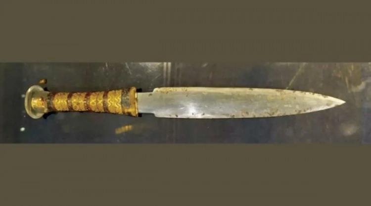 <p><span style="color:#B22222"><strong>TUTANKHAMUN&rsquo;UN HAN&Ccedil;ERİYLE AYNI HAM MADDEYE SAHİPLER</strong></span></p>

<p>Diğer taraftan, antik &ccedil;ağlarda toprağın altındaki demir cevheri, d&ouml;v&uuml;lebilir demirin tek kaynağı değildi. D&uuml;nya genelinde, Demir &Ccedil;ağı &ouml;ncesinden kalma ve meteorit malzemeden d&ouml;v&uuml;lm&uuml;ş pek &ccedil;ok demir eser bulundu. Bunların en &uuml;nl&uuml;leri arasında Mısır Firavunu Tutankhamun'un meteorit demirden yapılmış han&ccedil;eri yer alıyor. Bu t&uuml;r eserler, o d&ouml;nemde son derece değerli kabul ediliyordu.</p>

<p>&nbsp;</p>
