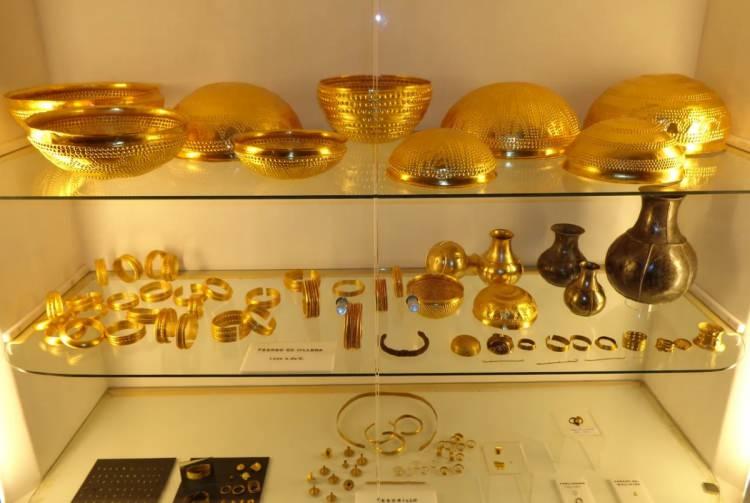 <p><span style="color:#B22222"><strong>ESERLERİN TARİHLENMESİNDEKİ SORUN ORTADAN KALKTI</strong></span></p>

<p>Y&uuml;ksek derecedeki korozyona rağmen, sonu&ccedil;lar hem başlık hem de bileziğin meteorit demirinden yapıldığına dair g&uuml;&ccedil;l&uuml; kanıtlar sağladı. Bu bulgu, iki objenin koleksiyonun geri kalanıyla aynı d&ouml;nemde, yani M&Ouml; 1400 ile 1200 civarında yapılmadığına dair endişeyi ortadan kaldırdı.</p>

<p>&nbsp;</p>
