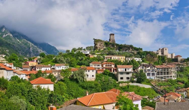 <p>Adriyatik ve İyon denizlerine kıyısı bulunan &uuml;lke; el değmemiş plajları, Osmanlı mirası şehirleri ve uygun fiyatlarıyla &ouml;ne &ccedil;ıkıyor. Berat ve Gjirokast&euml;r, UNESCO listesinde yer alıyor.</p>

<p>&nbsp;</p>
