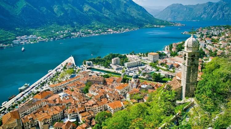 <p>Dağlar ve denizin i&ccedil; i&ccedil;e ge&ccedil;tiği eşsiz coğrafyasıyla tanınan &uuml;lke; Kotor K&ouml;rfezi, tarihi surları ve doğal parklarıyla sakin ama etkileyici bir seyahat deneyimi sunuyor.</p>

<p>&nbsp;</p>
