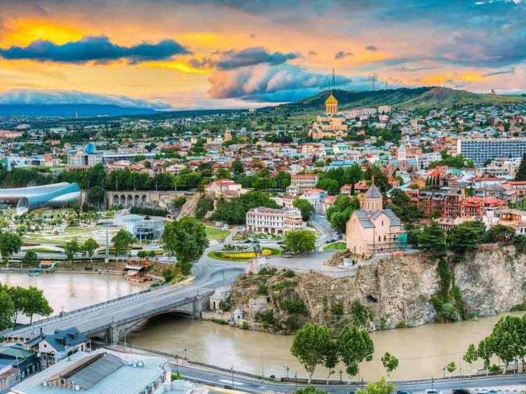 <p><span style="color:#B22222"><strong>G&Uuml;RCİSTAN</strong></span></p>

<p>Kafkaslar&rsquo;ın eteklerinde konumlanan &uuml;lke; Tiflis&rsquo;in renkli mimarisi, dağ manzaraları ve k&ouml;kl&uuml; şarap k&uuml;lt&uuml;r&uuml;yle dikkat &ccedil;ekiyor. Doğa, tarih ve gastronomi turizmi birlikte gelişiyor.</p>
