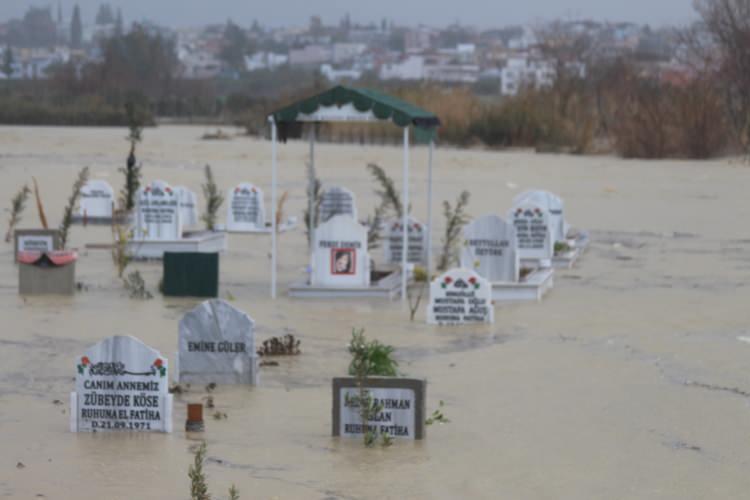 <p>Kentte d&uuml;n geceden beri devam eden sağanak yağış hayatı olumsuz etkiliyor.</p>
