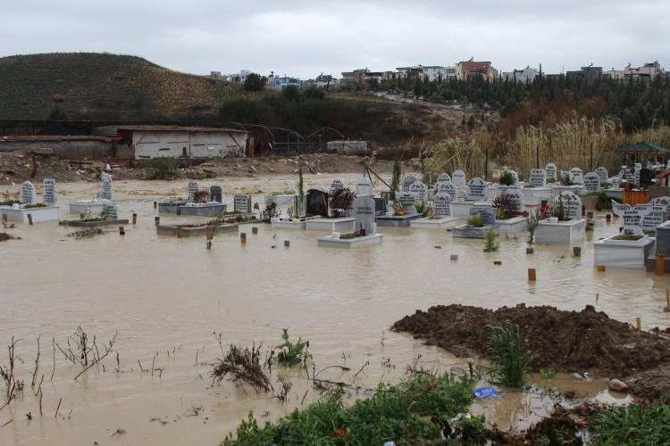 <p>Yaşanan taşkın sonucu kanal yakınındaki Buruk Mezarlığı da etkilendi.&nbsp;</p>
