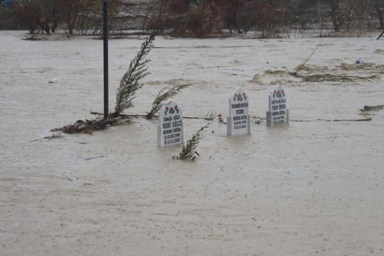 <p>Adana&rsquo;da sağanak yağış hayatı k&ouml;t&uuml; etkiledi. Yağış sonrasında Buruk Mezarlığı'nı g&ouml;renler bir daha baktı.</p>
