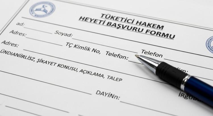 <p><strong><span style="color:rgb(178, 34, 34)">SINIRLARI ZORLAYAN TALEPLER</span></strong></p>

<p>Sıradan kusurlu mal şikayetlerinin &ouml;tesinde, 2025 yılının en dikkat &ccedil;eken yanı ise il ve il&ccedil;e hakem heyetlerine yansıyan sıra dışı talepler oldu. Bazı t&uuml;keticilerin hukuki sınırları zorlayan veya olduk&ccedil;a spesifik durumları i&ccedil;eren başvuruları, dosya aralarındaki en ilgin&ccedil; ayrıntılar olarak kayda ge&ccedil;ti.</p>
