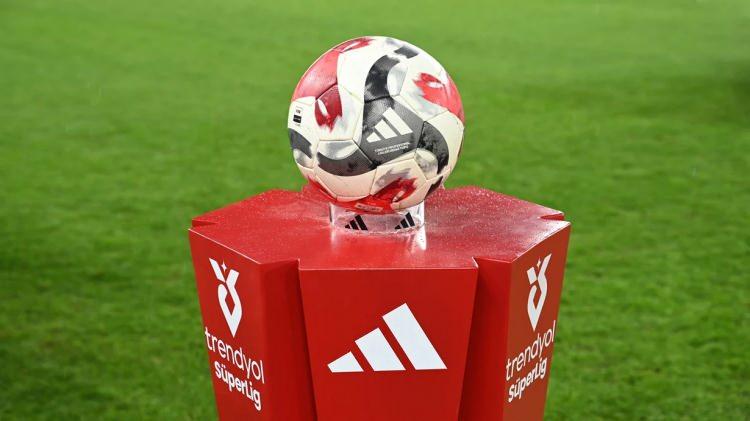 <p>Yapay zeka, S&uuml;per Lig i&ccedil;in şampiyonluk tahminini g&uuml;ncelledi. Yapılan tahminde k&uuml;me d&uuml;şecek takımlar da belirtildi.</p>
