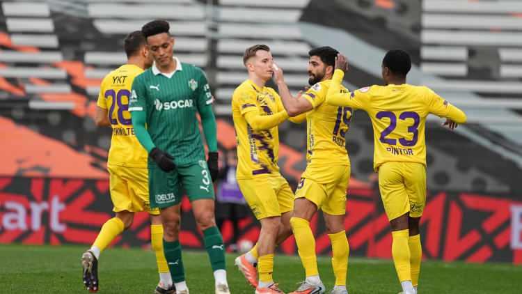 <p>17- Ey&uuml;pspor | % 33<br />
<br />
*** Bu sonu&ccedil;la Ey&uuml;pspor k&uuml;me d&uuml;ş&uuml;yor.</p>
