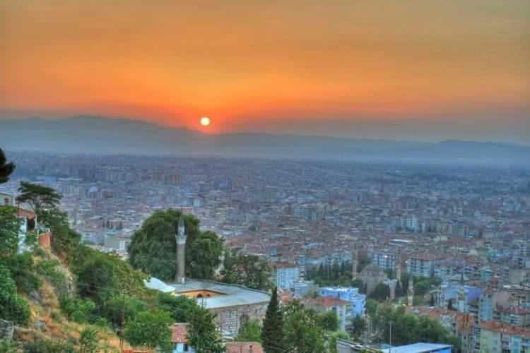 <p><span style="color:#B22222"><strong>9)&nbsp; MANİSA</strong></span></p>
