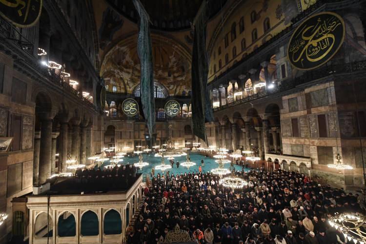 <p>Namaza yatsıdan sonra başlanabilir. 100 rekatlık namazda okunan ihlası şerifleri 10 okumak yerine her rekatta 100 def'a okuyarak 10 selamda da kılınabilir.</p>

<p>Ancak 50 selam ile 100 rek'at kılmak daha faziletlidir. Zira bu namazın &ouml;zelliği, yapılan secdelerin &ccedil;ok olmasıdır.</p>

<p>&nbsp;</p>
