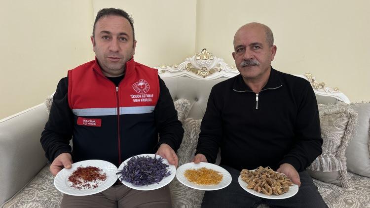 <p>Başarılı &ccedil;ift&ccedil;iyi evinde ziyaret eden <strong><em>Y&uuml;ksekova İl&ccedil;e Tarım ve Orman M&uuml;d&uuml;r&uuml; Murat İnan,</em></strong> bu girişimin b&ouml;lge i&ccedil;in stratejik &ouml;nemine dikkat &ccedil;ekerek tam destek s&ouml;z&uuml; verdi.&nbsp;</p>
