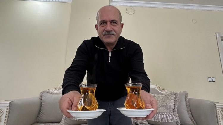 <p><span style="color:#A52A2A"><strong>"TOPRAĞIN G&Uuml;C&Uuml;NE İNANDIM"</strong></span></p>

<p>&nbsp;</p>

<p>Salep ve safra &uuml;retimine ilişkin a&ccedil;ıklma yapan Kerim Erişmiş,<strong><em> "Toprağımın g&uuml;c&uuml;ne inandım. İnat ettim ve başardım. Şimdi 'olmaz' diyenlerin hayret i&ccedil;erisinde bakışları arasında kendi &uuml;rettiğim safran &ccedil;ayımı yudumluyorum. Bundan b&uuml;y&uuml;k bir huzur yok." </em></strong>diye kouştu.&nbsp;</p>
