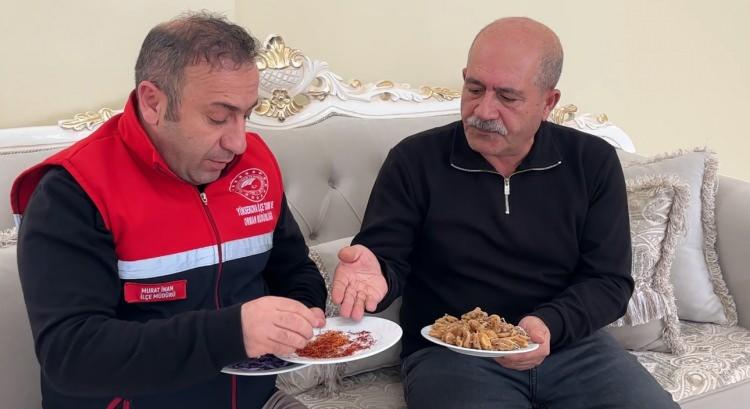 <p><span style="color:#A52A2A"><strong>TEKNİK DESTEK VE TEŞVİK VURGUSU</strong></span></p>

<p>&nbsp;</p>

<p>Erişmiş de başarısının arkasındaki teknik g&uuml;c&uuml; şu s&ouml;zlerle vurguladı:</p>

<p>&nbsp;</p>

<p><em><strong>"Y&uuml;ksekova İl&ccedil;e Tarım ve Orman M&uuml;d&uuml;rl&uuml;ğ&uuml; ile Ziraat Odası'nın teknik desteği ve teşvikleri, bug&uuml;n bu &uuml;r&uuml;nleri evimde i&ccedil;ebiliyor olmamın en b&uuml;y&uuml;k sebebidir."</strong></em></p>
