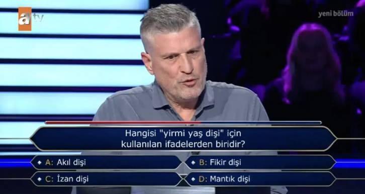 <p><span style="color:#FF0000"><strong>İKİNCİ SORUDA ŞAŞIRTAN KARAR</strong></span></p>

<p><strong>Yarışmacı, "Hangisi 'yirmi yaş dişi' i&ccedil;in kullanılan ifadelerden biridir?" şeklindeki ikinci soruda ise zorlu anlar yaşadı.</strong></p>

<p><strong>"A- Akıl Dişi", "B- Fikir Dişi", "C- İzan Dişi" ve "D- Mantık Dişi" se&ccedil;enekleri arasında kararsızlık yaşayan yarışmacı, bir s&uuml;re d&uuml;ş&uuml;nd&uuml;.</strong></p>
