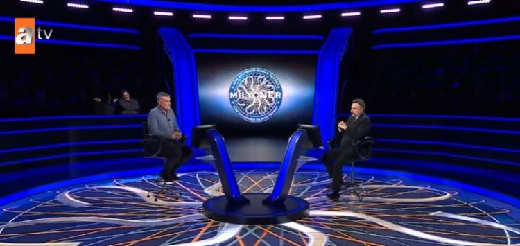 <p><strong>Yarışmaya hızlı bir başlangı&ccedil; yapan Sındırgılıoğlu, "Sulu bir şeyi ya da i&ccedil;eceği ara vermeden i&ccedil;mek, hangi s&ouml;zle ifade edilir?" sorusuna 'C- Bir dikişte' yanıtını vererek ikinci soruyu g&ouml;rmeye hak kazandı.</strong></p>
