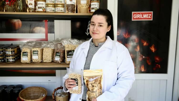 <p><strong>Giresun'da ailesiyle yaşayan 23 yaşındaki Esma Simay Gemici, 2022 yılında lise &ouml;ğrenimini tamamladıktan sonra bir fındık işleme tesisinde kısa s&uuml;re &ccedil;alışmış.</strong></p>
