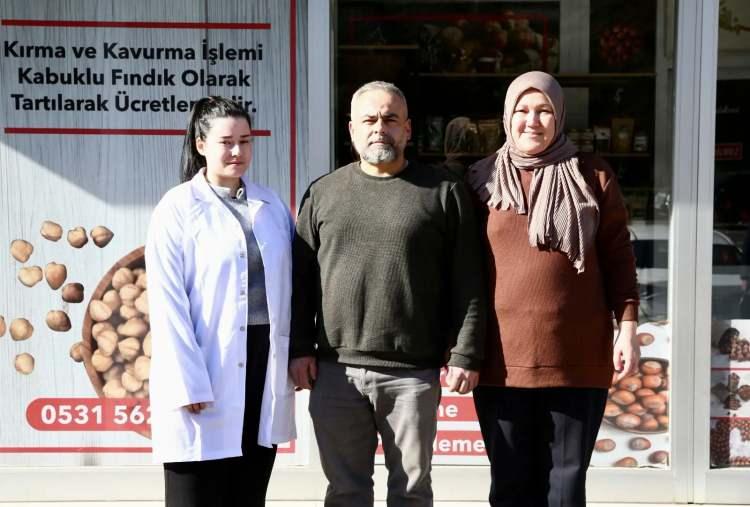 <p><span style="color:#B22222"><strong>AİLESİNİN DE KATKISI B&Uuml;Y&Uuml;K</strong></span></p>

<p><strong>Esma Simay Gemici, &ouml;zellikle hasat zamanının olduk&ccedil;a yoğun ge&ccedil;tiği belirtirken bazen geceleri ge&ccedil; saatlere kadar &ccedil;alıştıklarını hatta ailesinin de kendisine yardım ettiğini s&ouml;yledi.</strong></p>
