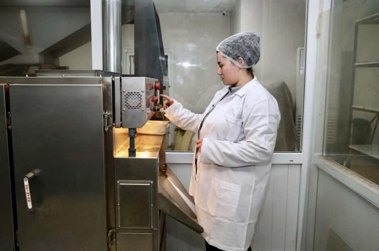 <p><strong>Gen&ccedil; girişimci Esma Simay, "Babam da yardım ediyor bana ancak gezgin arıcı olduğu i&ccedil;in zaten 6 ay boyunca dağlarda oluyor. Burayı ben &ccedil;ekip &ccedil;eviriyorum. İşimden gayet mutluyum." dedi.</strong></p>
