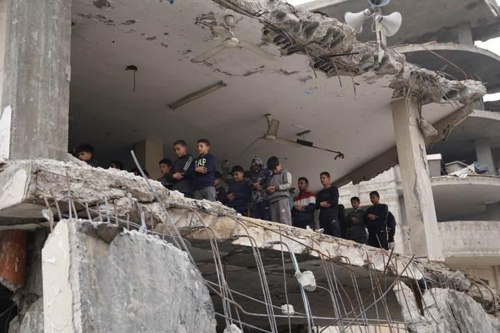 Gazzeliler cami enkazında Cuma namazı kıldı