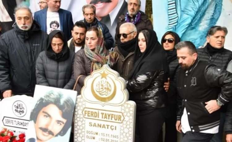 <p><span style="color:#FF0000"><strong>HALASINA ATEŞ P&Uuml;SK&Uuml;RD&Uuml;</strong></span></p>

<p><strong>&Ouml;zellikle, usta ismin yeğenlerine cephe alan Tuğ&ccedil;e Tayfur, son olarak ablaları ve abisiyle babasının mezarını &ouml;l&uuml;m yıld&ouml;n&uuml;m&uuml;nde ziyaret etti. Ancak bu ziyarete Tayfur'un Timur Turanbayburt'tan d&uuml;nyaya gelen torunu Emirhan Turanbayburt'tan tepki geldi.</strong></p>
