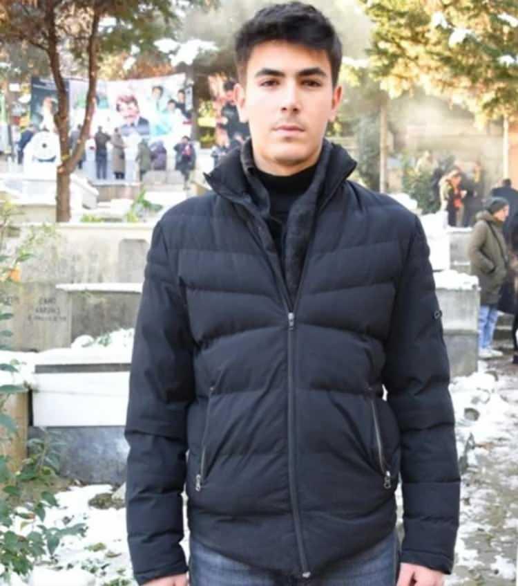 <p><strong>Babasının &ouml;l&uuml;m yıld&ouml;n&uuml;m&uuml;nde mezarlık ziyaretine giden Taha, ablaları ve abisiyle beraber olmamayı tercih etmişti.</strong></p>
