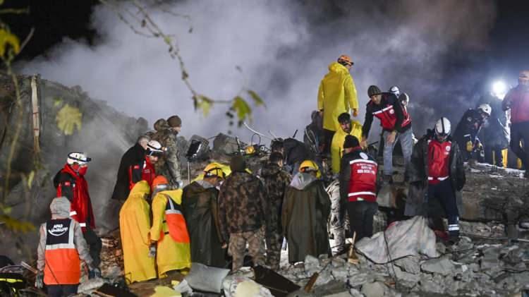 <p>T&uuml;rkiye, 2023 yılının 6 Şubat'ında saat 04.17'de Kahramanmaraş Pazarcık'ta 7.7, saat 13.24'te ise Kahramanmaraş Elbistan'da meydana gelen 7.6 b&uuml;y&uuml;kl&uuml;ğ&uuml;ndeki depremlerin acısıyla sarsıldı.</p>
