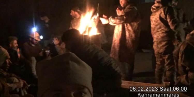 <p>Yayınlanan g&ouml;r&uuml;nt&uuml;lerde Mehmet&ccedil;iğin saat 06:00&rsquo;da <strong>Kahramanmaraş</strong>&rsquo;ta, saat 07:00&rsquo;de <strong>Hatay</strong>&rsquo;da, saat 11:50&rsquo;de, Gaziantep&rsquo;in <strong>Nurdağı </strong>il&ccedil;esindeki enkazlarda arama kurtarma faaliyetleri ger&ccedil;ekleştirdiği g&ouml;r&uuml;ld&uuml;.</p>
