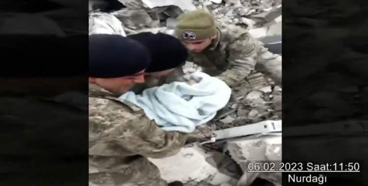 <p>Milli Savunma Bakanlığına bağlı 25 bin personelin depremzedelerin yardımı i&ccedil;in g&ouml;rev yaptığı a&ccedil;ıklanmıştı.</p>

<p>Kara Kuvvetleri Komutanlığından <strong>17 bin 636</strong>, Deniz Kuvvetleri Komutanlığından <strong>3 bin 971</strong>, Hava Kuvvetleri Komutanlığından <strong>3 bin 644 </strong>olmak &uuml;zere toplam <strong>25 bin 251</strong> Mehmet&ccedil;ik'in deprem b&ouml;lgesinde aralıksız g&ouml;rev yaptığı duyurulmuştu.</p>

<p>Deprem b&ouml;lgesindeki <strong>3 askerin </strong>ise şehit olduğu ifade edilmişti.</p>
