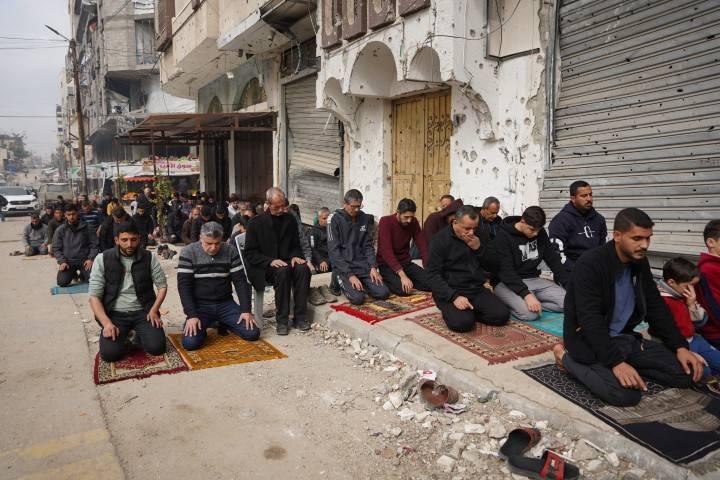 Gazzeliler cami enkazında Cuma namazı kıldı