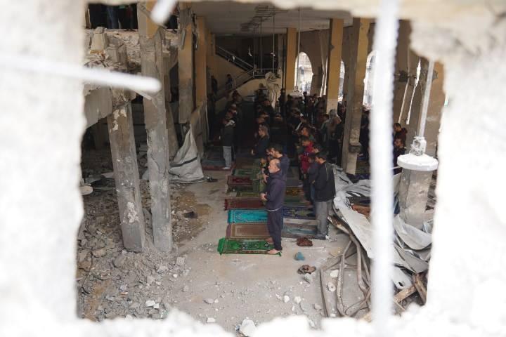 Gazzeliler cami enkazında Cuma namazı kıldı