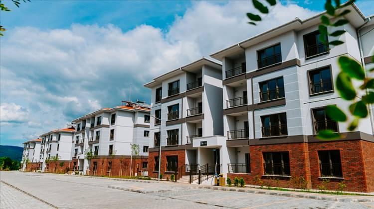 <p>Bakanlıktan yapılan a&ccedil;ıklamaya g&ouml;re, Toplu Konut İdaresi (TOKİ) Başkanlığının hayata ge&ccedil;irdiği Y&uuml;zyılın Konut Projesi'nin kura &ccedil;ekimlerinde 6 hafta geride kaldı.&nbsp;</p>
