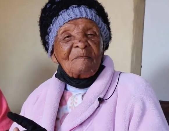 <p><strong>Uzun ve sağlıklı bir &ouml;mr&uuml;n sırrı, y&uuml;zyıllardır en &ouml;nemli soru işaretlerinin başında yer alıyor. &Ouml;yle ki genetik fakt&ouml;rlerden yaşam tarzına kadar her detay modern tıbbın araştırma konusu haline geliyor. 128 yaşına kadar yaşayarak "d&uuml;nyanın en yaşlı insanı" unvanına sahip olan G&uuml;ney Afrikalı Johanna Mazibuko'nun uzun yaşam sırları ortaya &ccedil;ıktı.</strong></p>
