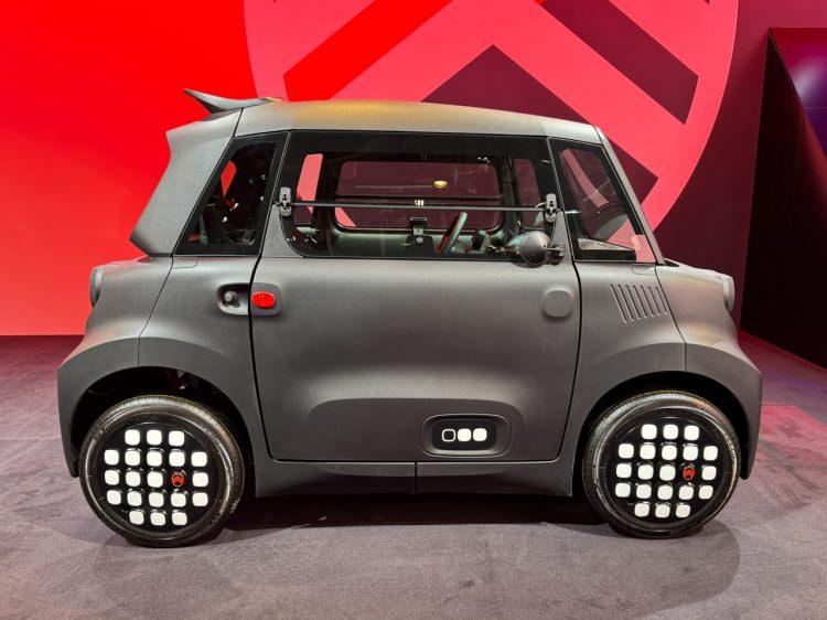 <p>Arka yan panelde yer alan ve yuvarlak küp motifleri içeren siyah-beyaz çıkartma ise temayı daha da zenginleştiriyor. Bu tasarım, kapıların alt kısmındaki özel grafiklerde de yer alıyor.</p> <p>Ami Dark Side, kimliğini vurgulamak ve dinamizmini yansıtmak üzere kendine özgü bir arka spoylere sahip. İç mekanda Dark Side renk paketiyle birlikte, ön konsolda üç depolama bölmesi, yolcu koltuğunun önünde bir çanta askısı ve paspasların gri dekoratif dikişleriyle uyumlu açık gri depolama ağları bulunuyor.</p>
