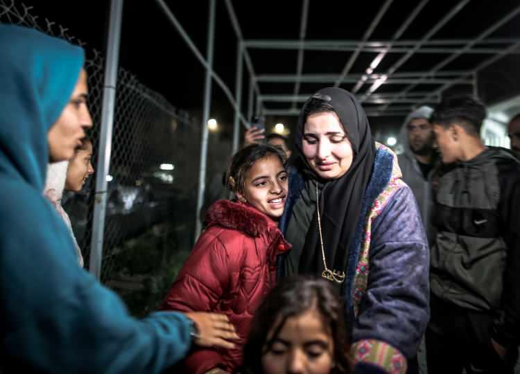 <p>Refah Sınır Kapısı&rsquo;nın Filistin tarafında ge&ccedil;işler, yaklaşık iki yıl aradan sonra ilk kez sınırlı kapasite ve sıkı kısıtlamalarla yeniden başlatıldı.</p>

<p>&nbsp;</p>
