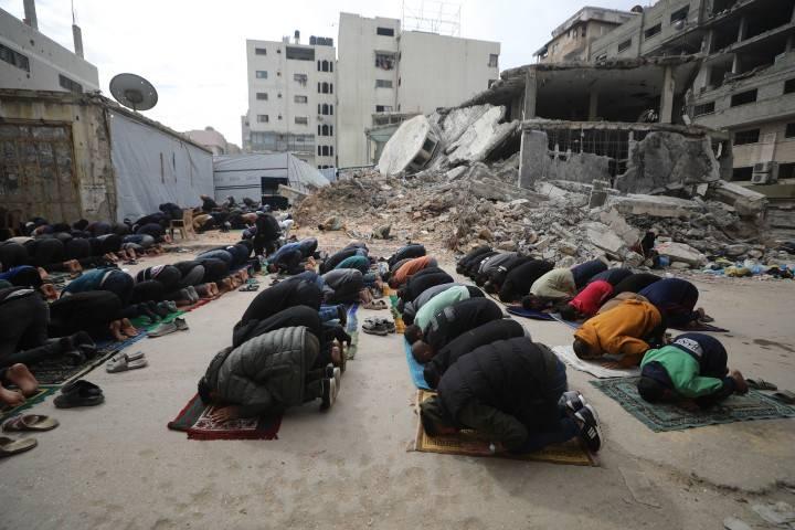 Gazzeliler cami enkazında Cuma namazı kıldı