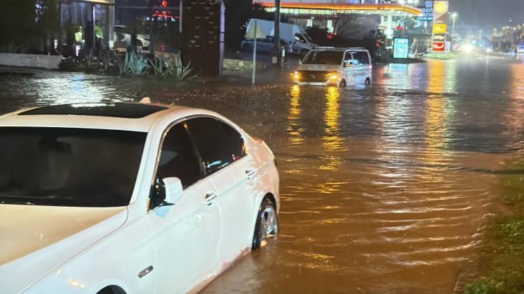 <p>Bodrum&rsquo;da akşam saatlerinde etkili olan sağanak yağmur nedeniyle Konacık-Bitez kavşağı arasında yol, sel suları nedeniyle trafiğe kapandı.</p>

