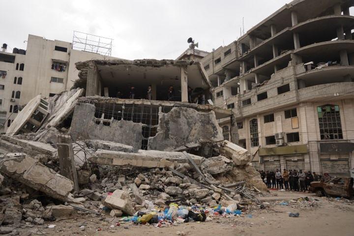 Gazzeliler cami enkazında Cuma namazı kıldı