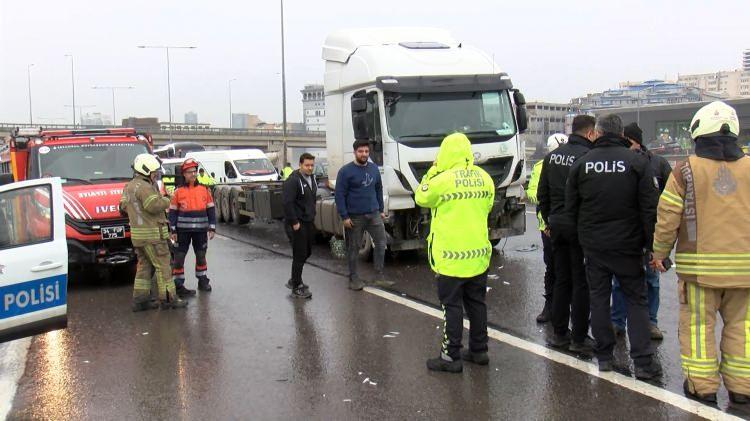 <p>İddiaya g&ouml;re otoyolda seyir halinde olan 23 EE 529 plakalı otomobil arızalandı ve orta şeritte durdu. Otomobilin yolcu koltuğunda bulunan kişi yolun karşısındaki akaryakıt istasyonundaki &ccedil;alışanlardan yardım istemek i&ccedil;in yolun karşısına ge&ccedil;ti.</p>

<p>&nbsp;</p>

