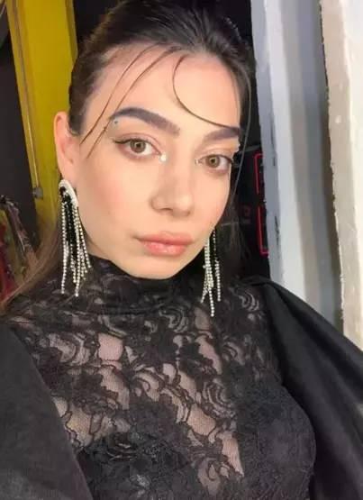 <p><strong>Demir, Instagram hesabından yaptığı paylaşımla babası Aydoğan Demir&rsquo;in ve</strong><strong>fat ettiğini&nbsp; a&ccedil;ıkladı.</strong></p>
