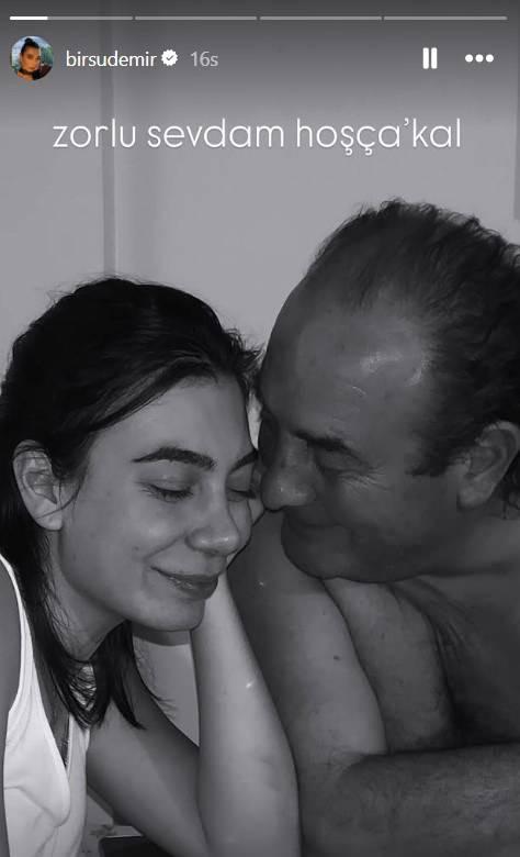 <p><strong>Babasıyla olan fotoğrafını da paylaşan Birsu Demir, fotoğrafın &uuml;zerine &Ouml;zdemir Asaf'tan alıntıladığı&nbsp;</strong><strong><span style="color:rgb(128, 0, 128)"><em>"Zorlu sevdam hoş&ccedil;a kal"</em></span>&nbsp;</strong><strong>dizelerini not d&uuml;şt&uuml;.</strong></p>
