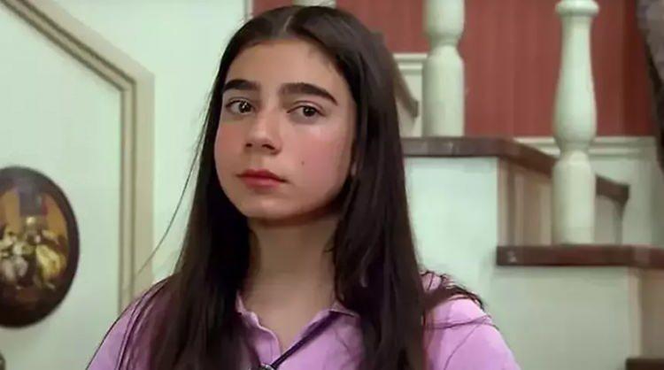 <p><strong>Birsu Demir, bir d&ouml;neme damgasını vuran Alemin Kralı dizisinde canlandırdığı Oben karakteriyle adını geniş kitlelere duyurmuş ve &ccedil;ok sevilmişti. Ancak gen&ccedil; oyuncu sosyal medyada hesabından yaptığı paylaşımla acı haberi duyurdu.</strong></p>
