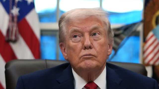 <p>Buna ek olarak, ticaret partnerlerine yeni g&uuml;mr&uuml;k tarifeleri uygulama tehdidiyle, 2025 d&ouml;neminden tanıdık gelen bir stratejiyi yeniden devreye soktu.</p>

<p>&nbsp;</p>
