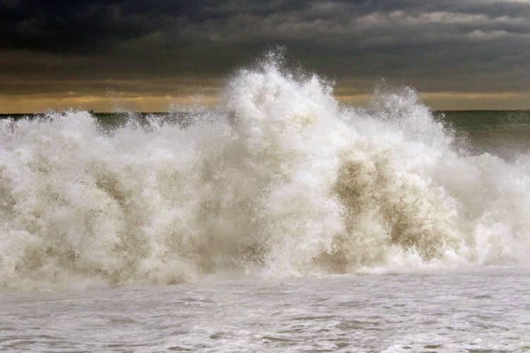 <p class="MsoNormal">Dalgalar arasında martılar balık, kumların arasında ise define avcıları mesai yaptı.<o:p></o:p></p>
