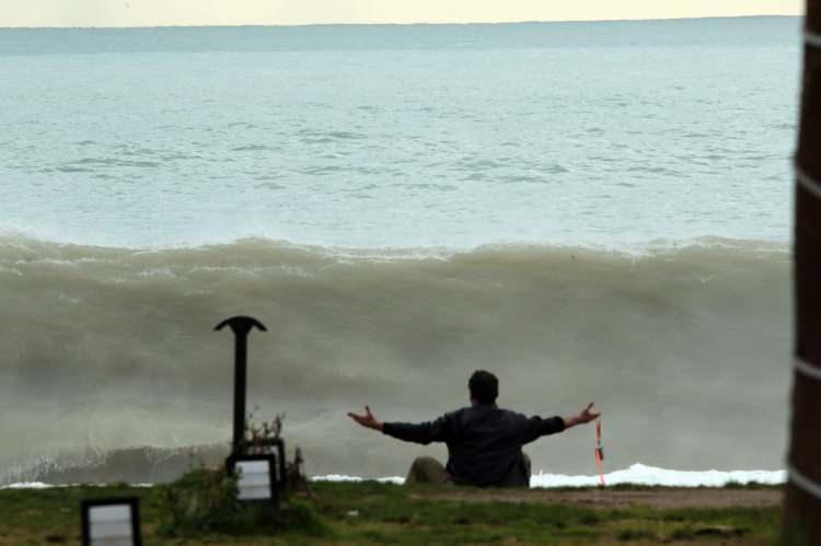 <p class="MsoNormal">Turizm kenti Antalya i&ccedil;in Meteoroloji 4. B&ouml;lge M&uuml;d&uuml;rl&uuml;ğ&uuml; tarafından d&uuml;n akşam ve bug&uuml;n i&ccedil;in 'sarı kod' uyarısı yapılmıştı.<o:p></o:p></p>
