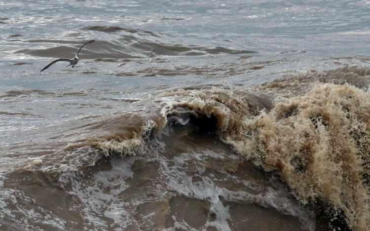 <p class="MsoNormal">Sabah saatlerinde yağış etkisinin yitirirken, Konyaaltı Sahili'nde boyu yaklaşık 4 metreye kadar ulaşan dev dalgalar oluştu.<o:p></o:p></p>
