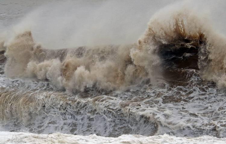 <p>Konyaltı Boğa&ccedil;ayı'nın denizle buluştuğu alanda ise denizin rengi kahverengiye d&ouml;nd&uuml;.</p>
